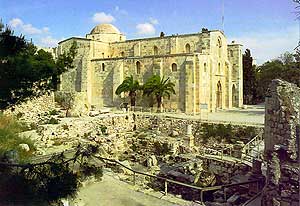 The romanesque church of St Anne. In the foreground,  the excavations of the sheep pool (25) today. (600x800. 184kb.)